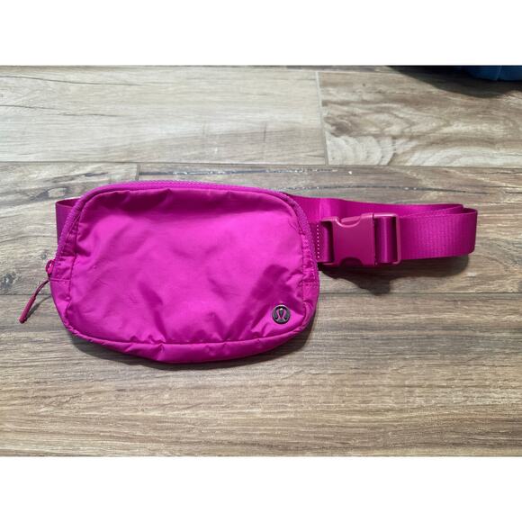 Lululemon Belt Bag Magenta - Picture 1 of 3